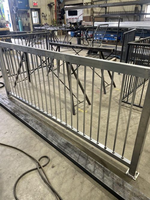 Garde en aluminium pour garage résidentiel sur mesure (2/5)