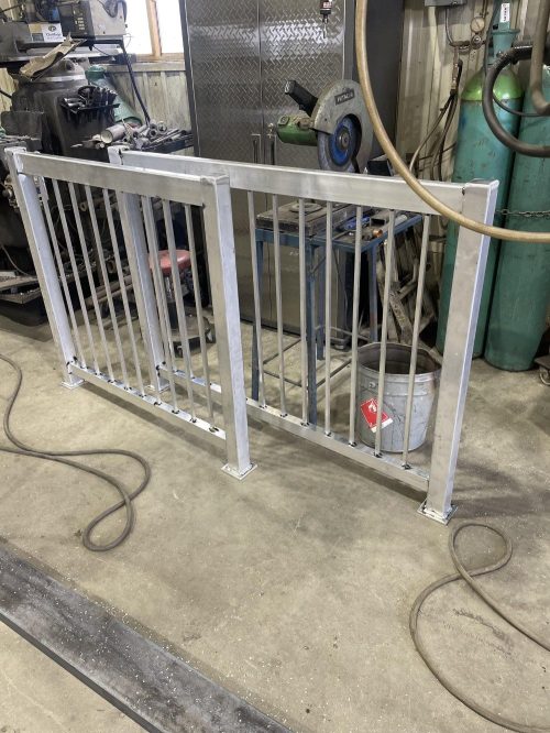 Garde en aluminium pour garage résidentiel sur mesure (3/5)